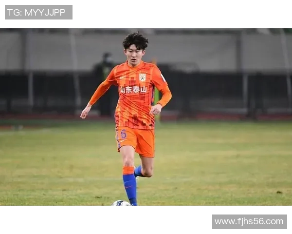 高挑身材的足球明星男展现出独特魅力与运动风范 高挑身材的足球明星男展现出独特魅力与运动风范