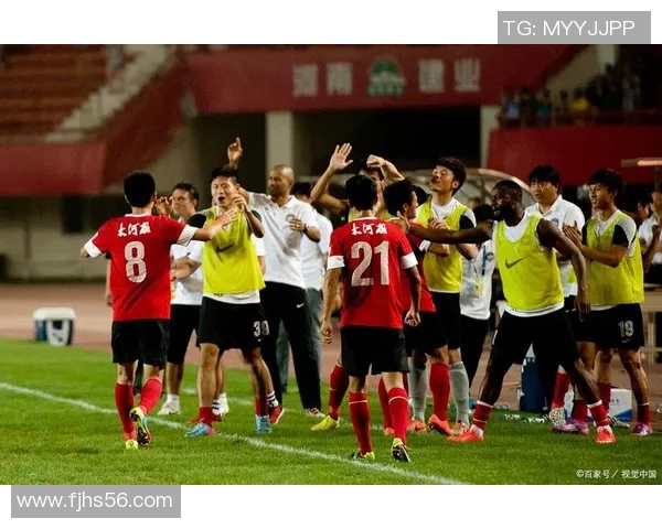 聚焦3号足球明星球员的辉煌历程与场上表现分析 聚焦3号足球明星球员的辉煌历程与场上表现分析